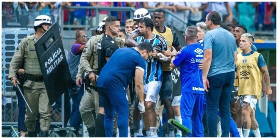 Grêmio em confusão cm a arbitragem na partida contra o Bahia - (Foto: Reprodução / Internet) Grêmio em confusão cm a arbitragem na partida contra o Bahia - (Foto: Reprodução / Internet)
