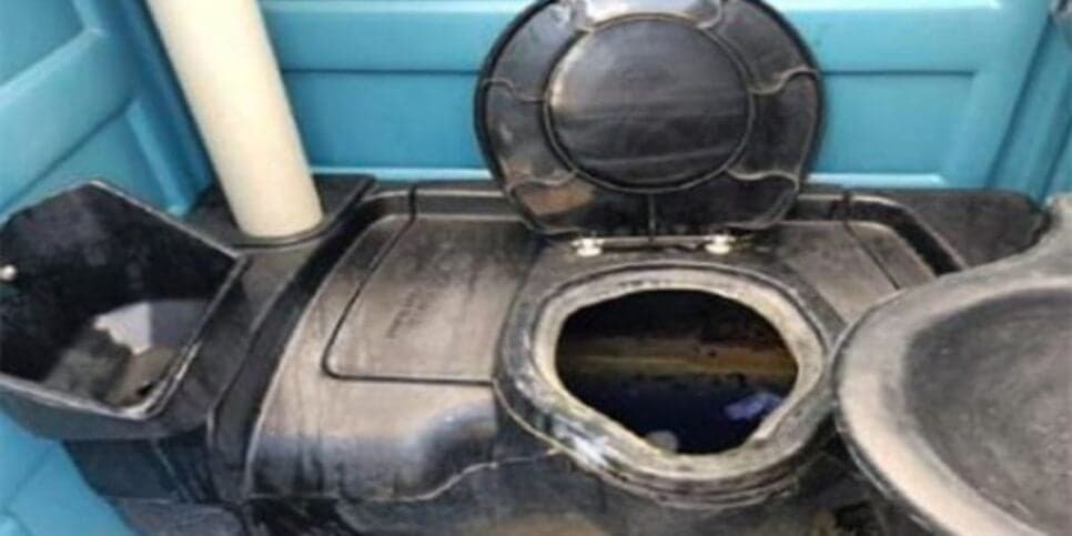 Os banheiros estão em condições precárias, sendo informações (Reprodução: Metrópoles) Os banheiros estão em condições precárias, sendo informações (Reprodução: Metrópoles)
