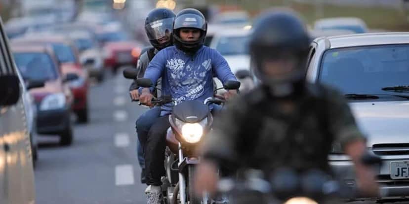 Andar com a viseira aberta dá multa de R$130 (Reprodução: Internet) Andar com a viseira aberta dá multa de R$130 (Reprodução: Internet)