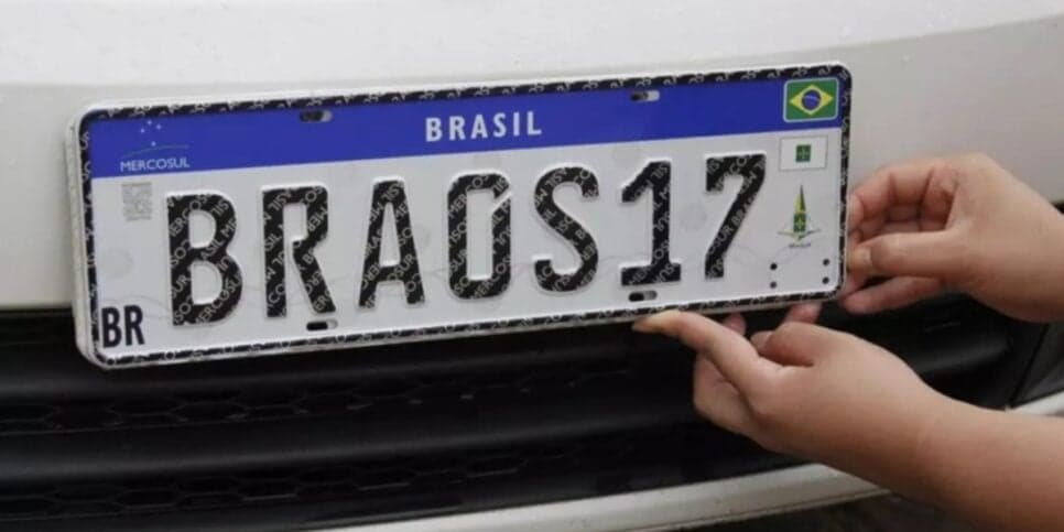 Andar sem placa não é crime, mas é infração gravíssima e pode render multa pesada e pontos na CNH (Foto: Reprodução/ Internet) Andar sem placa não é crime, mas é infração gravíssima e pode render multa pesada e pontos na CNH (Foto: Reprodução/ Internet)