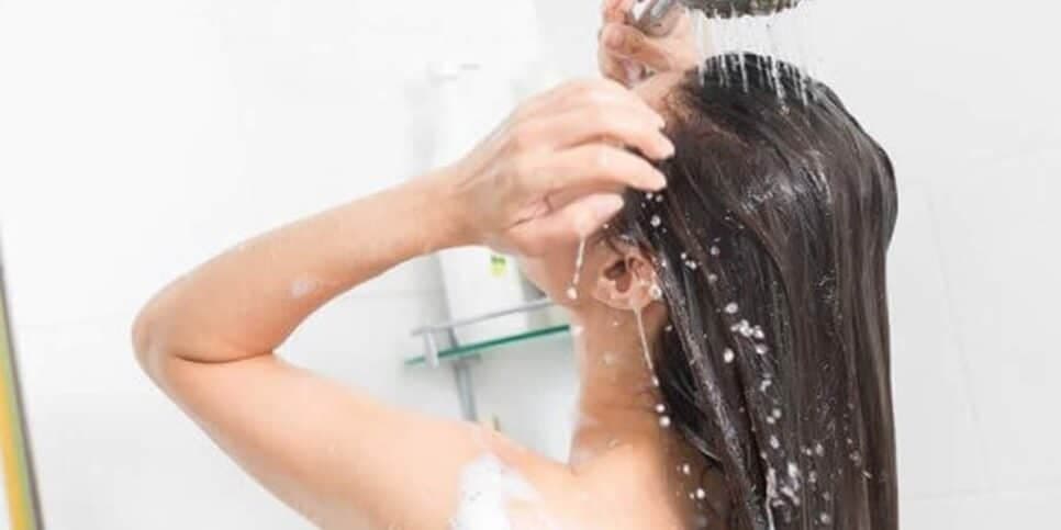 O recomendado é lavar os cabelos na água fria (Foto: Reprodução/ Internet) O recomendado é lavar os cabelos na água fria (Foto: Reprodução/ Internet)