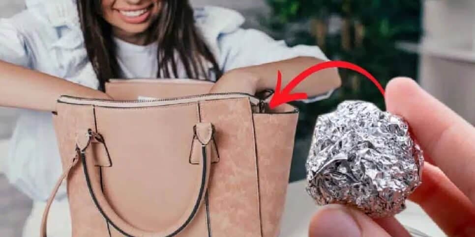 Levar uma uma bolinha de papel alumínio na bolsa é nova tendencia entre as mulheres (Foto- Informe Brasil) Levar uma uma bolinha de papel alumínio na bolsa é nova tendencia entre as mulheres (Foto- Informe Brasil)