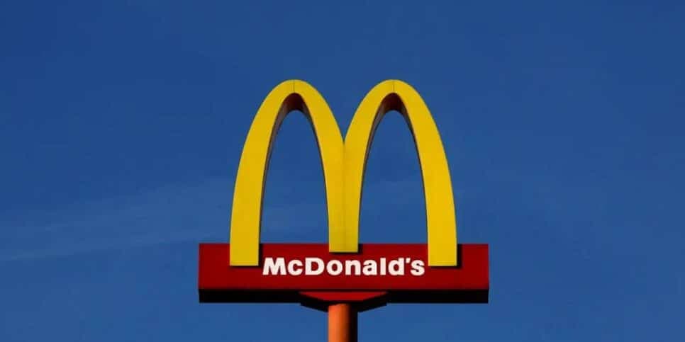 O McDonald’s é uma grande rede de fast food O McDonald’s é uma grande rede de fast food
