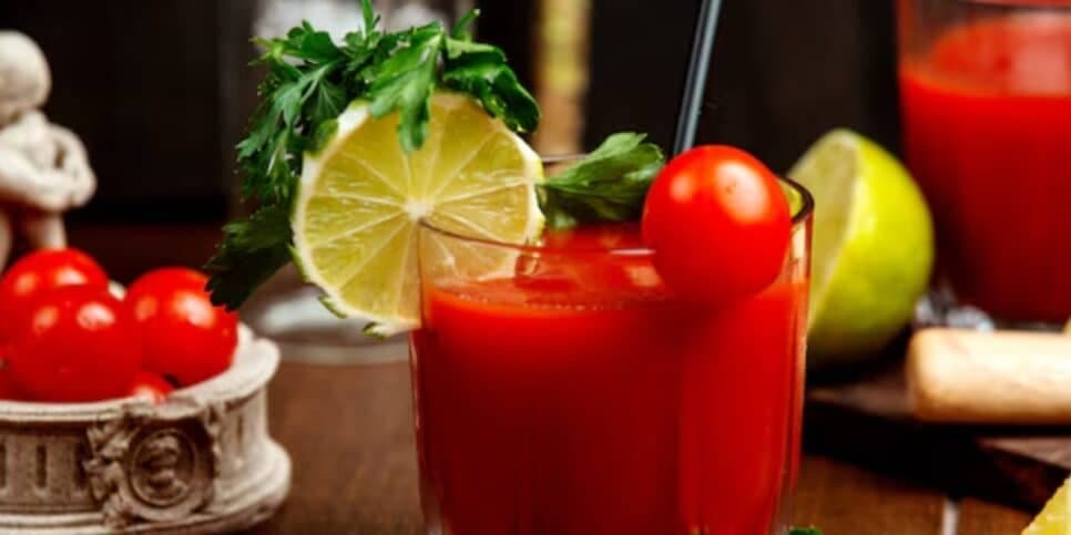 Suco detox de tomate e limão para secar a barriga (Foto: Freepik) Suco detox de tomate e limão para secar a barriga (Foto: Freepik)