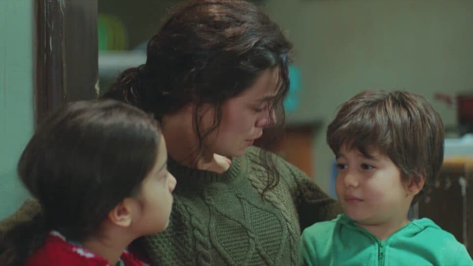Bahar conversa com seus filhos e diz o quanto os ama (Foto: Reprodução/ Record TV) Bahar conversa com seus filhos e diz o quanto os ama (Foto: Reprodução/ Record TV)