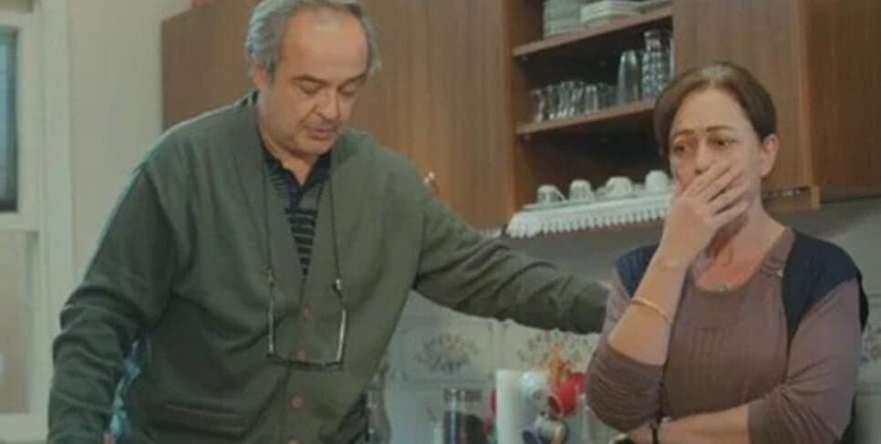 Força de Mulher: No resumo do capítulo de hoje, Enver e Hatice ficam desacreditados com Sirin (Foto: Reprodução/ Record TV) Força de Mulher: No resumo do capítulo de hoje, Enver e Hatice ficam desacreditados com Sirin (Foto: Reprodução/ Record TV)