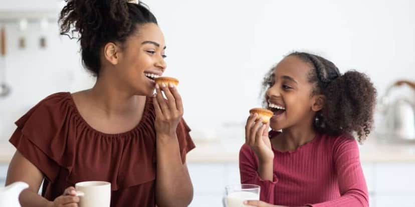Mãe e filha comendo biscoitos (Foto: Canva) Mãe e filha comendo biscoitos (Foto: Canva)