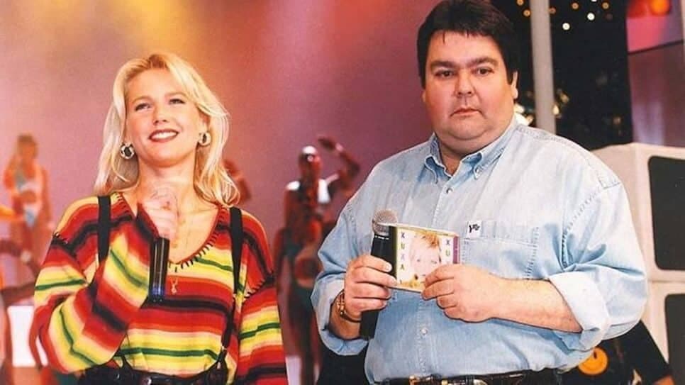 A rainha dos baixinhos Xuxa com o amigo no extinto Domingão do Faustão (Foto: Reprodução/ Divulgação, Globo) A rainha dos baixinhos Xuxa com o amigo no extinto Domingão do Faustão (Foto: Reprodução/ Divulgação, Globo)