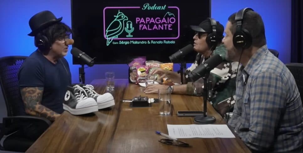 Humorista no podcast Papagaio Falante (Foto: Reprodução/ YouTube) Humorista no podcast Papagaio Falante (Foto: Reprodução/ YouTube)