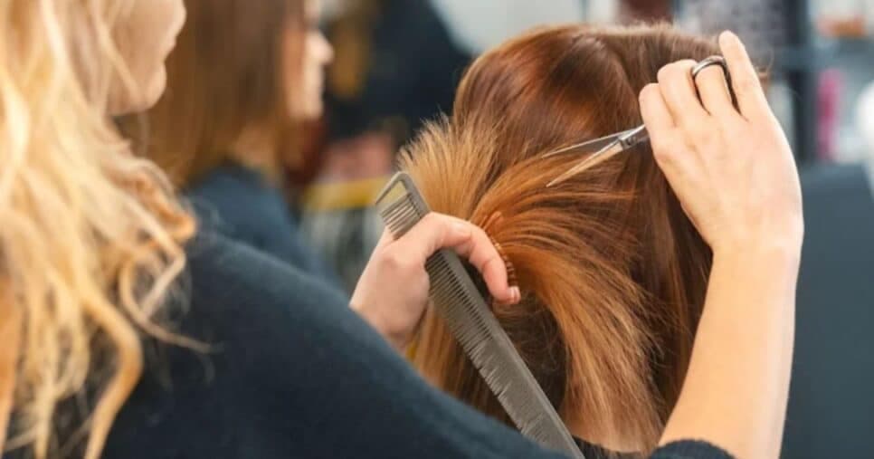 Para sair do salão com rostinho de 30: 5 cortes de cabelo rejuvenescem idosas 60+