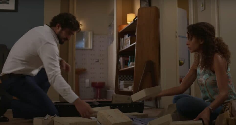 Raquel e Ivan encontram os dólares: protagonista teme prisão e dá 'facada' na filha (Foto: Reprodução/ TV Globo) Raquel e Ivan encontram os dólares: protagonista teme prisão e dá 'facada' na filha (Foto: Reprodução/ TV Globo)