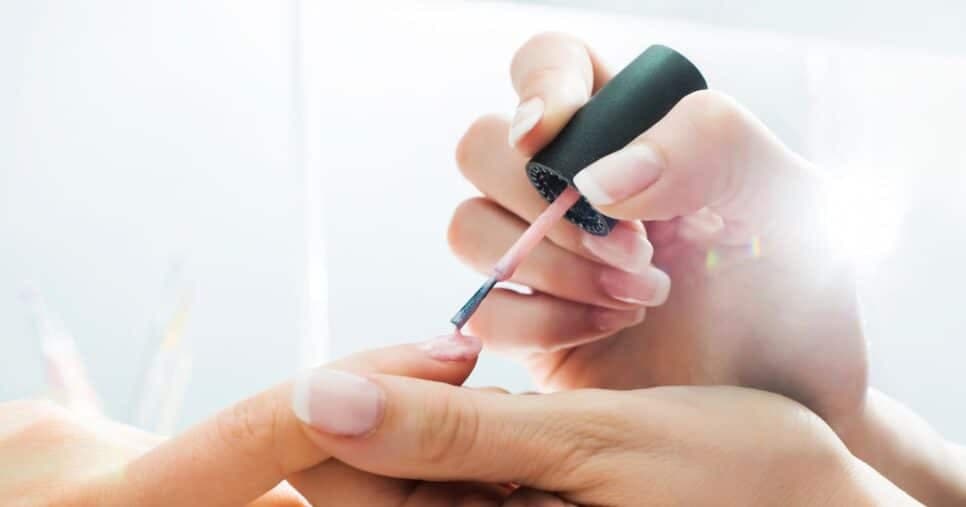 Manicures não contam: 4 cores de esmalte para mulheres ficarem poderosas sem abandonar o estilo