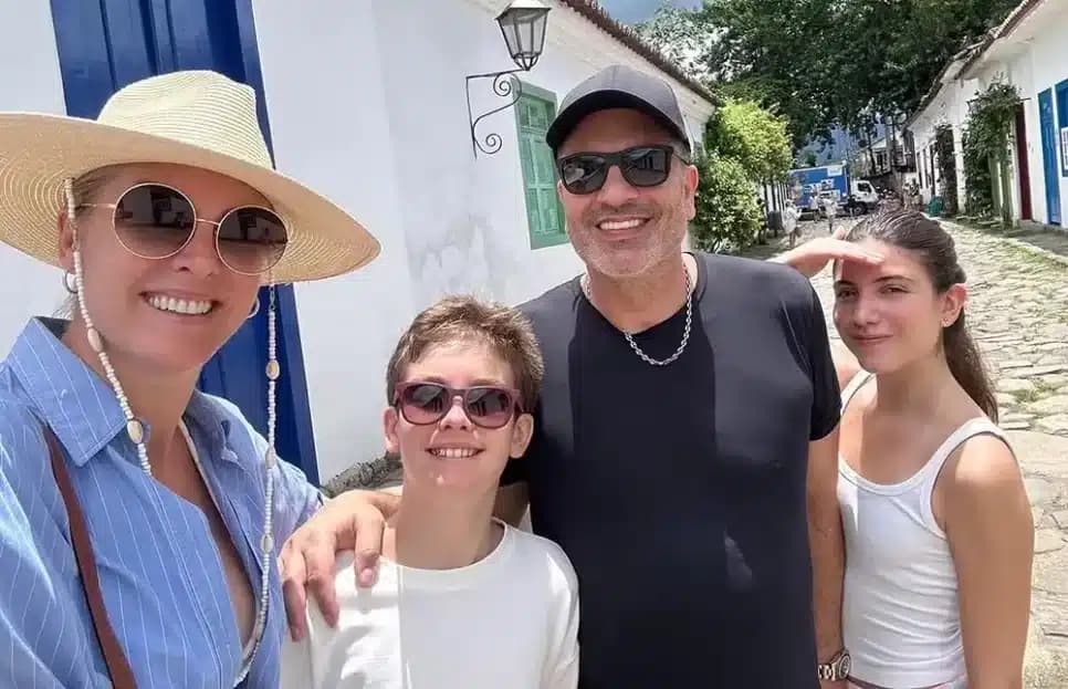 Ana Hickmann e Edu Guedes com os filhos — Foto: Reprodução Instagram
Ana Hickmann e Edu Guedes com os filhos — Foto: Reprodução Instagram