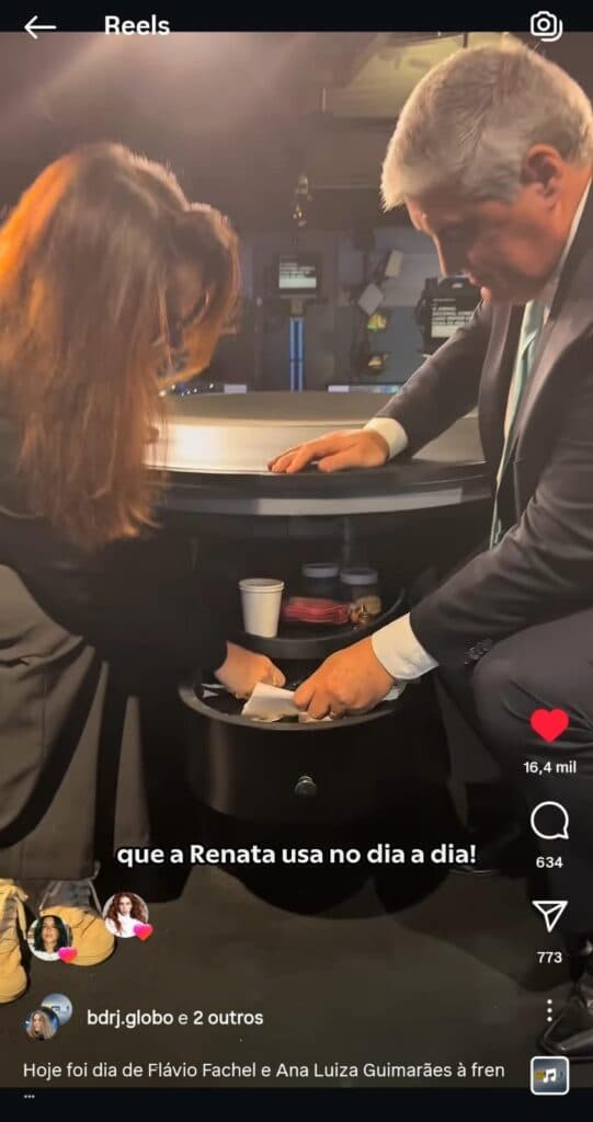 Ana Luiza Guimarães e Flávio Fachel mostrando detalhes da bancada do Jornal Nacional (Foto: Reprodução/ Internet) Ana Luiza Guimarães e Flávio Fachel mostrando detalhes da bancada do Jornal Nacional (Foto: Reprodução/ Internet)