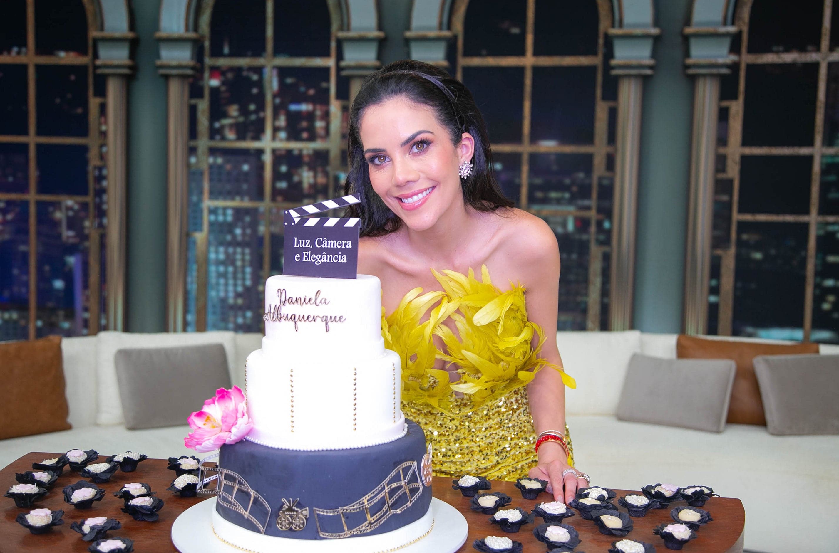 Daniela Albuquerque ganha homenagem de aniversário no "Sensacional"