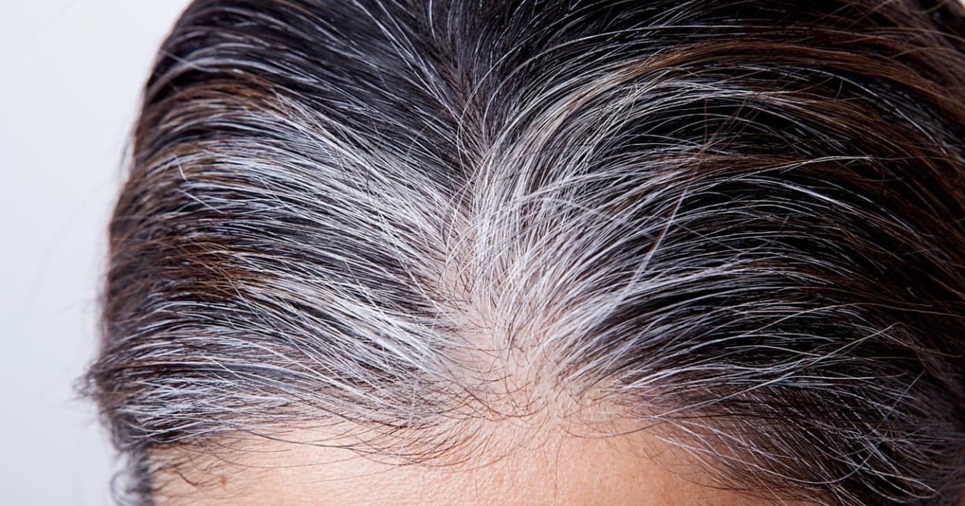 Dos 60 aos 30: Único ingrediente escurece os fios e rejuvenesce